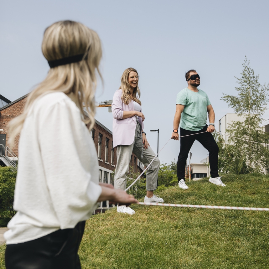 Een team van medewerkers is bezig met oefening met touw en blinddoeken tijdens een training van trainer en coach Amanda Ronhaar van Toer de Werkvloer.