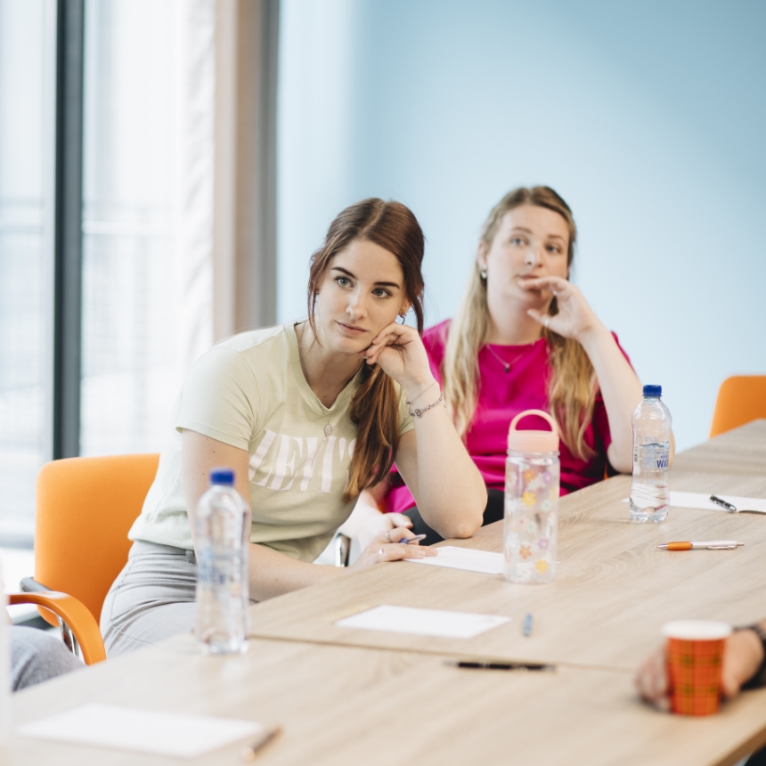Twee professionals luisteren aandachtig tijdens een training van trainer en coach Amanda Ronhaar van Toer de Werkvloer.