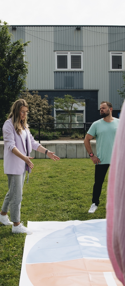 Trainer en coach Amanda Ronhaar van Toer de Werkvloer legt tijdens een DISC-training wat over de DISC uit.