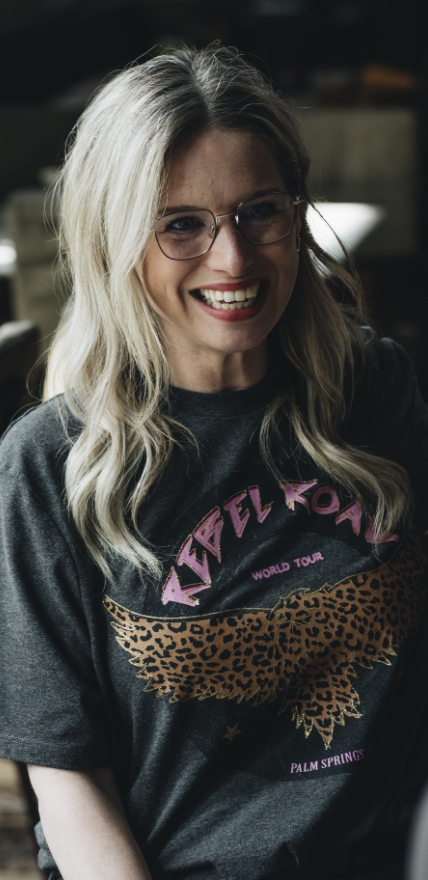 Professional zit tijdens training van trainer en coach Amanda Ronhaar van Toer de Werkvloer lachend aan tafel.