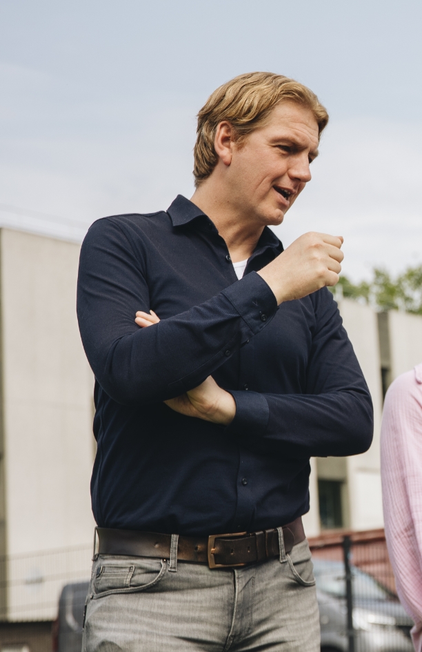 Professional tijdens een training van trainer en coach Amanda Ronhaar kijkt al pratend omlaag. 