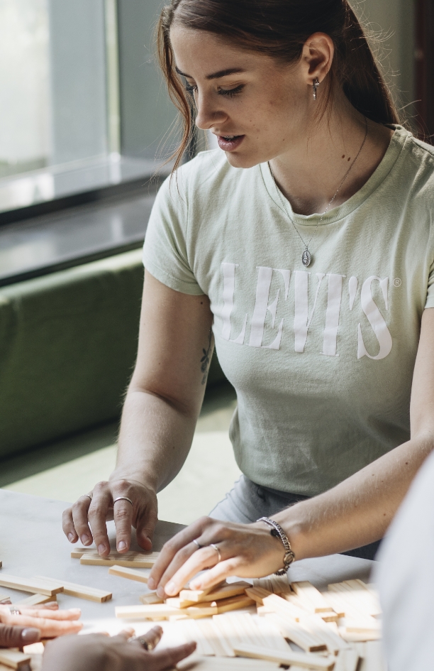 Professional is tijdens training van trainer en coach Amanda Ronhaar van Toer de Werkvloer bezig met blokjes.