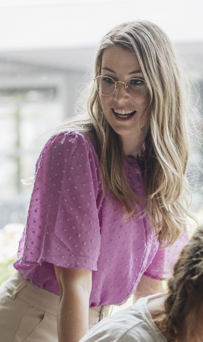 Trainer en coach Amanda Ronhaar van Toer de Werkvloer kijkt op zij naar een professional tijdens een training.