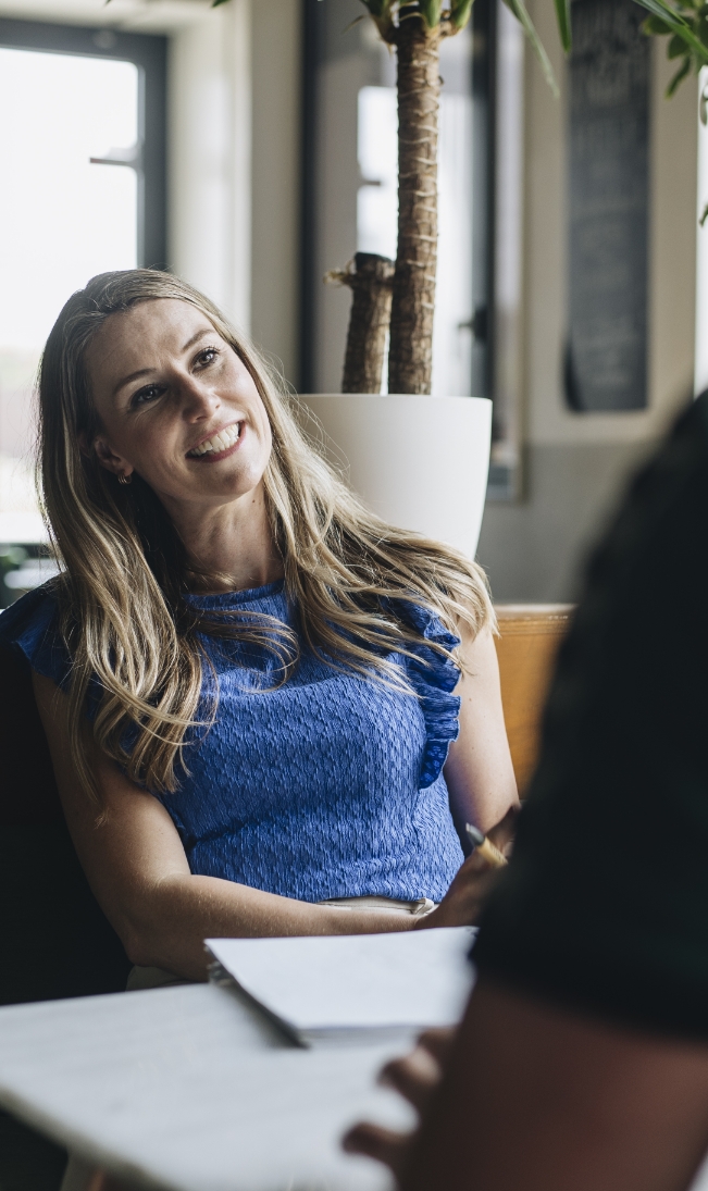 Trainer en coach Amanda Ronhaar van Toer de Werkvloer is in gesprek met een professional tijdens een coachingsgesprek.