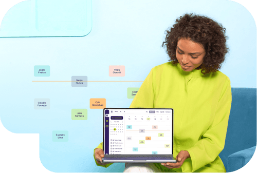 Secretária de uma clínica fazendo agendamentos em um computador.