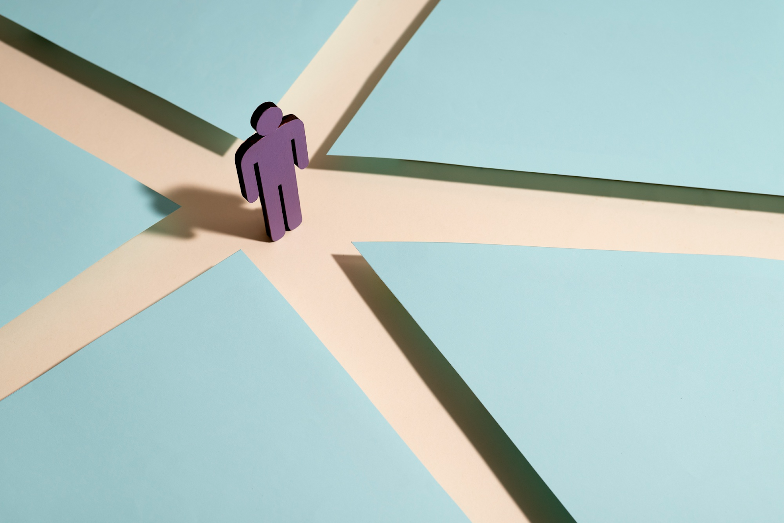 Figur inmitten mehrerer Optionen