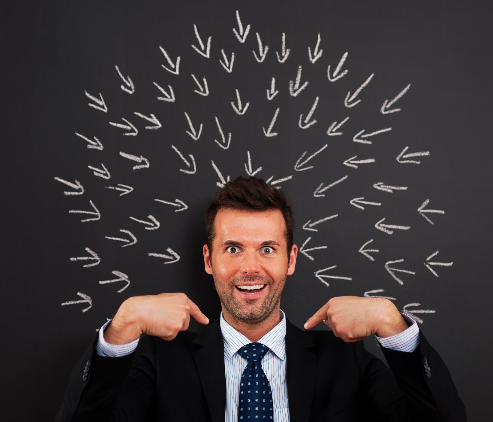 Mann zeigt auf sich, während Pfeile hinter ihm auf ihn weisen. 