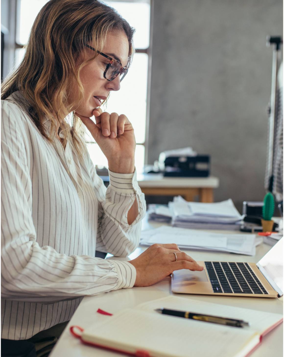 woman-on-computer-thinking