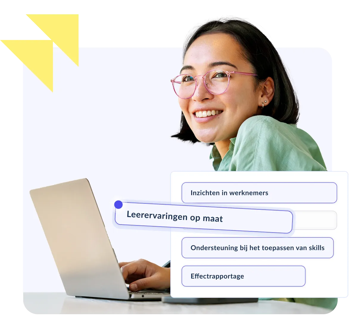 Smiling woman with glasses working on a laptop, alongside Dutch text labels about employee insights, tailored learning experiences, skills application support, and impact reporting.