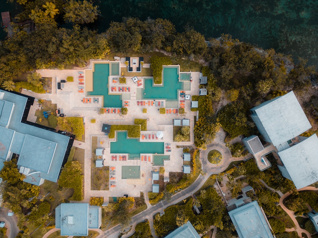 A well-maintained condo community pool and clubhouse - Condo association insurance A well-maintained condo community pool and clubhouse - Condo association insurance