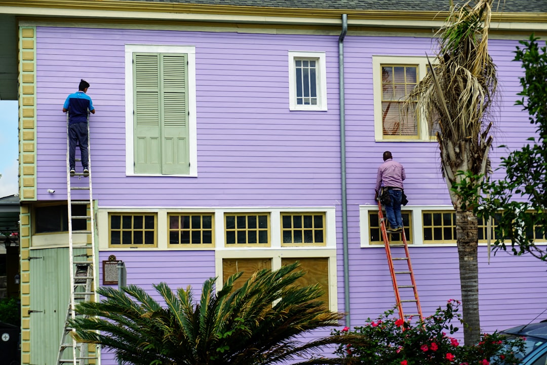 painting contractor on side of house - liability insurance for painting company