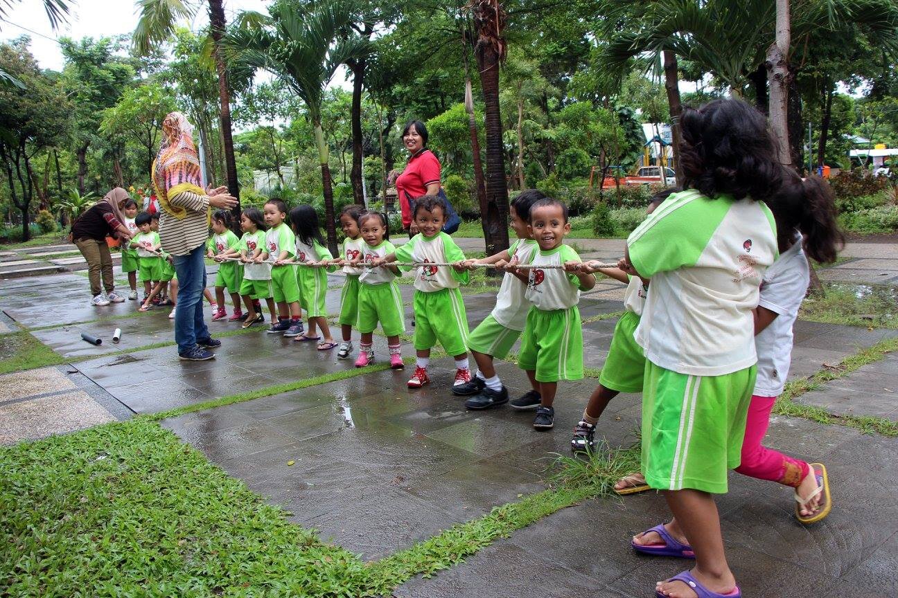 Kids line dancing with green uniform