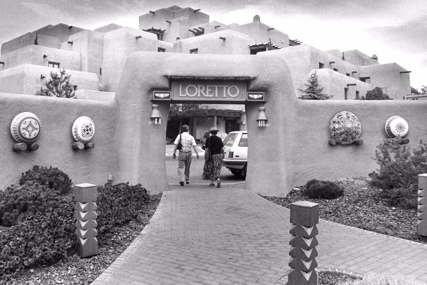 Photographer: Leslie Tallant, Title: Entrance of the Inn at Loretto, Santa Fe, New Mexico, Date: 1988, Courtesy Palace of the Governors Photo Archives (NMHM/DCA) The Santa Fe New Mexican Collection, Negative Number: HP.2014.14.708