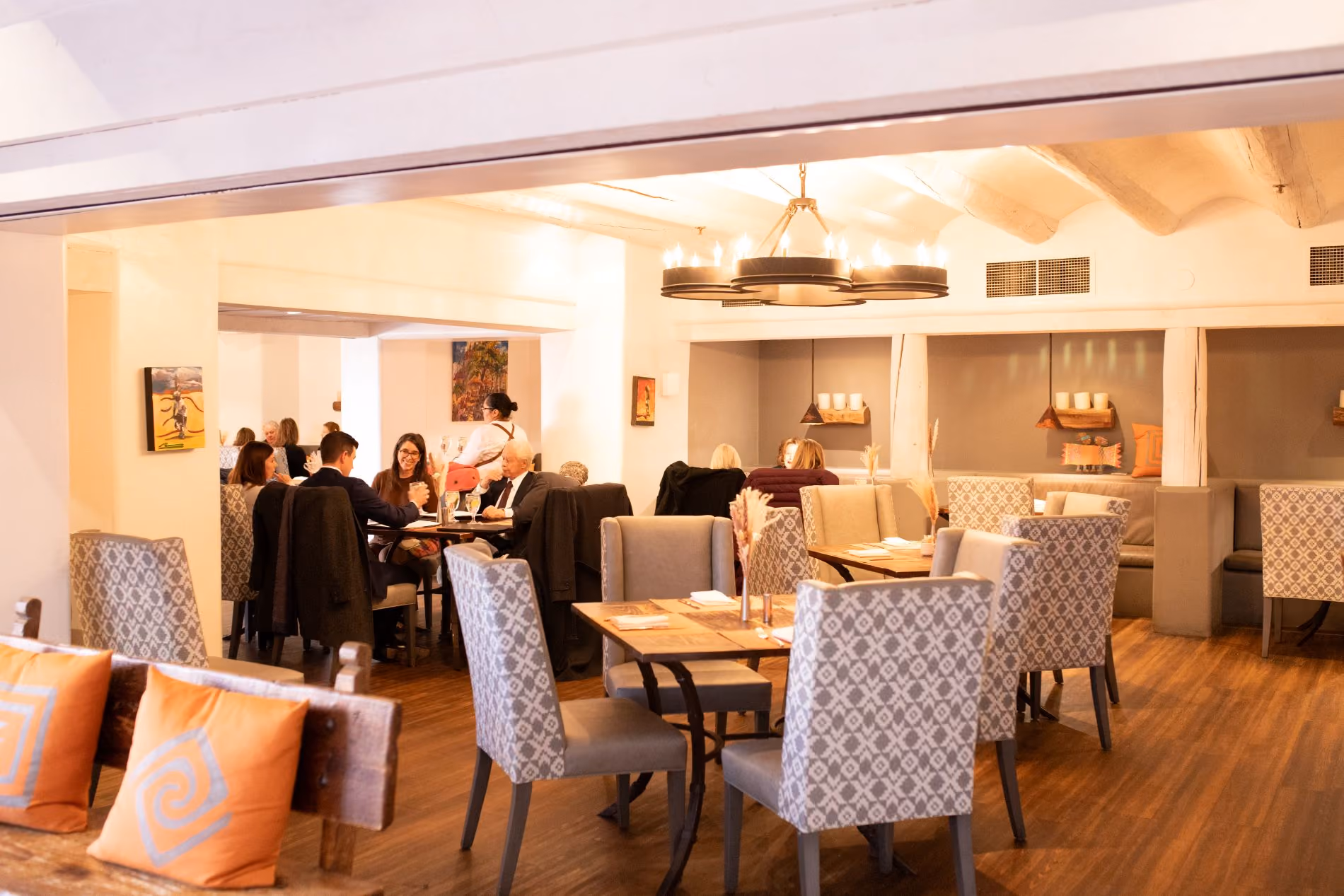 Luminaria dining room