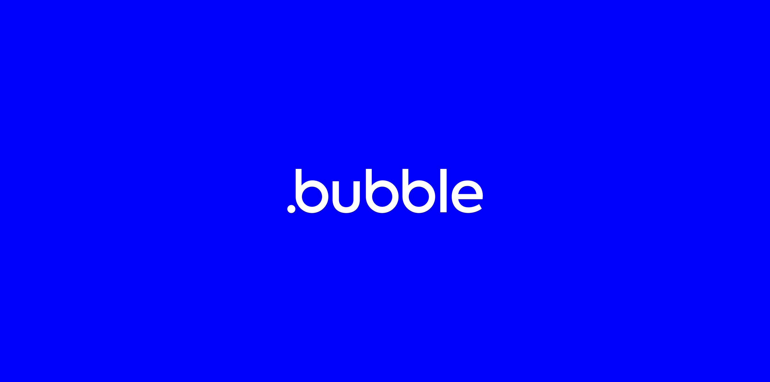 Logo der No-Code-Entwicklungsplattform von Bubble.io Apps auf blauem Hintergrund.