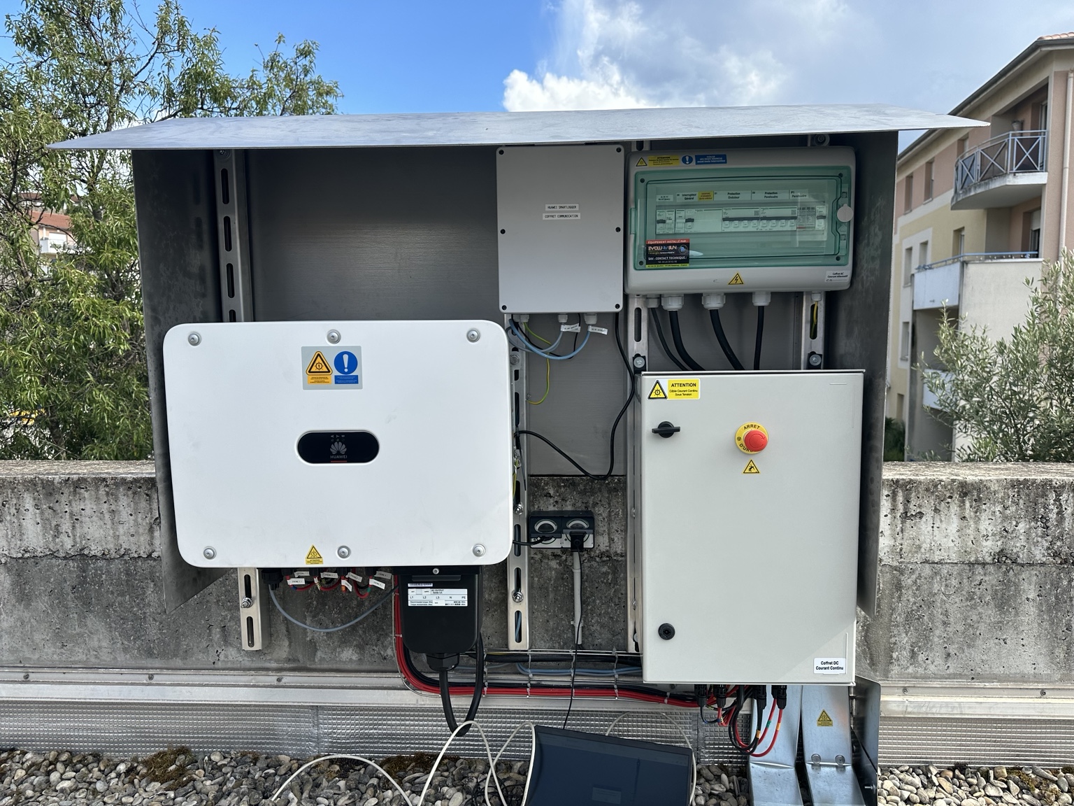 Onduleur Huawei et protections électriques de la centrale photovoltaïque 36 kWc à Annonay