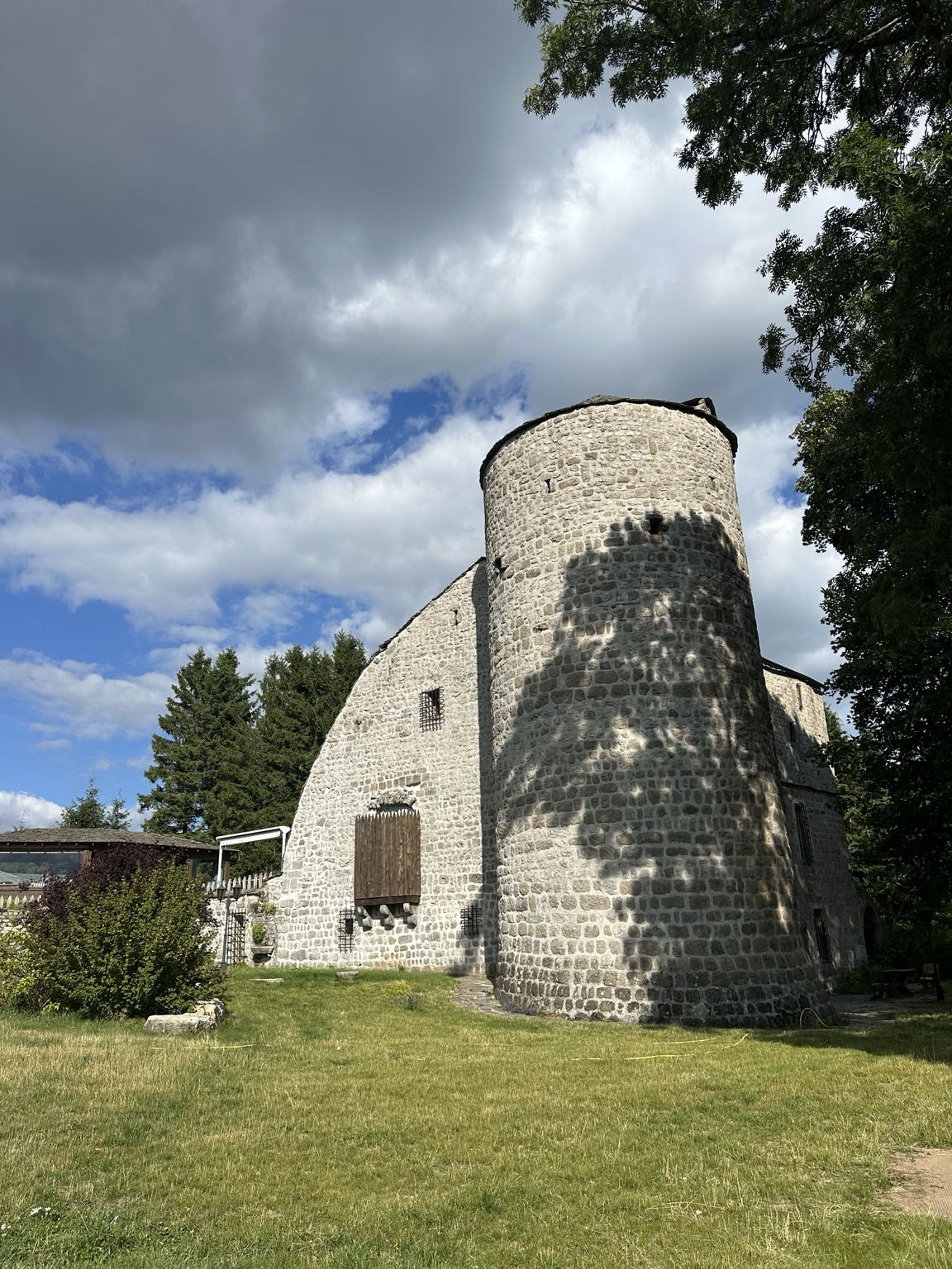 Bâtiment en pierre sur le site du projet photovoltaïque à Devesset