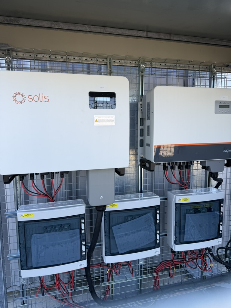 Onduleurs Solis et coffrets électriques de l’installation photovoltaïque de 85,54 kWc à Annonay