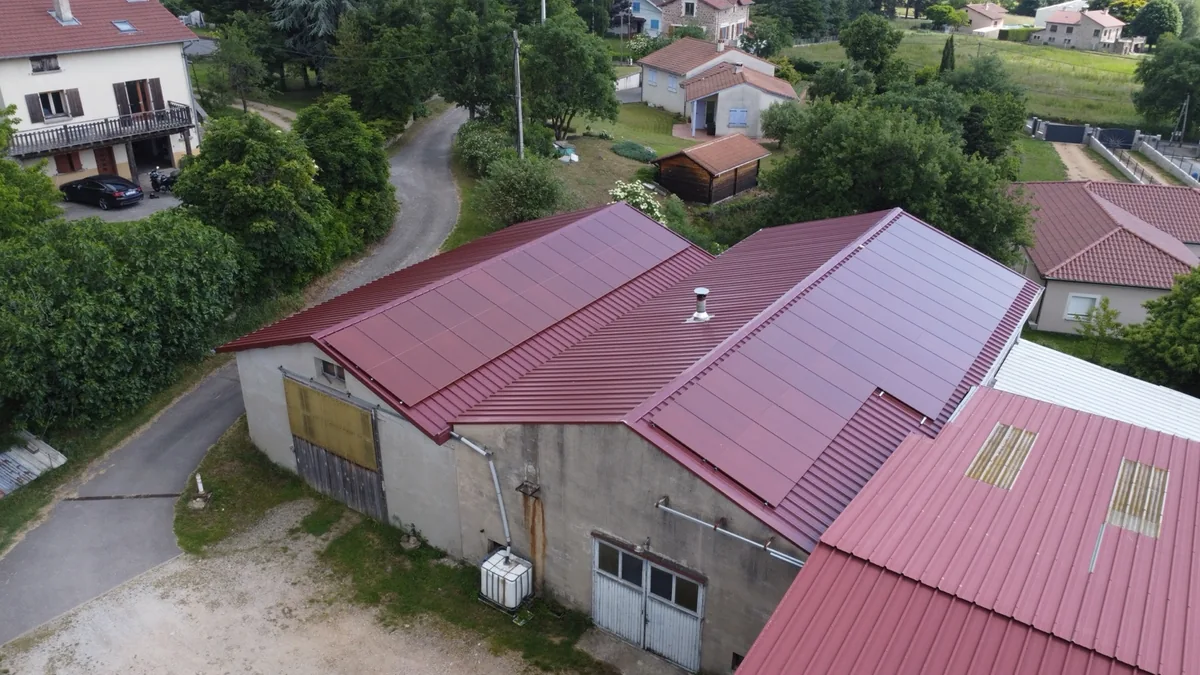 Panneaux photovoltaïques rouges en secteur ABF à Quintenas
