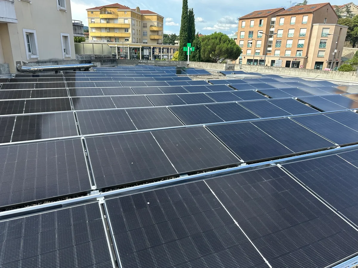 Installation photovoltaïque sur la toiture de la pharmacie d’Annonay