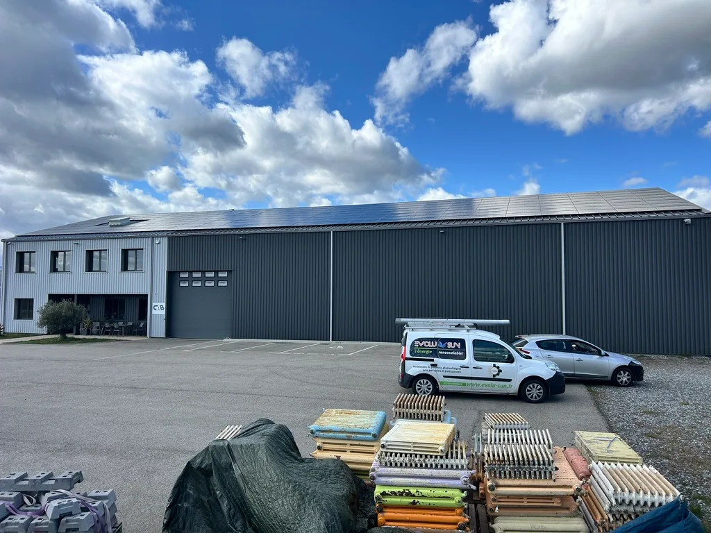 Bâtiment professionnel équipé de panneaux solaires à Annonay