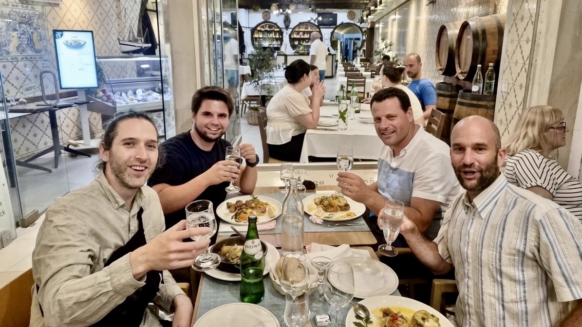 A photo of a dinner with Common Crawl and Arquivo.pt staff