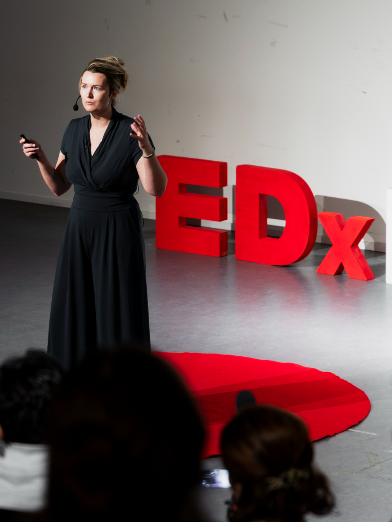 Stefanie Van Moen geeft een presentatie