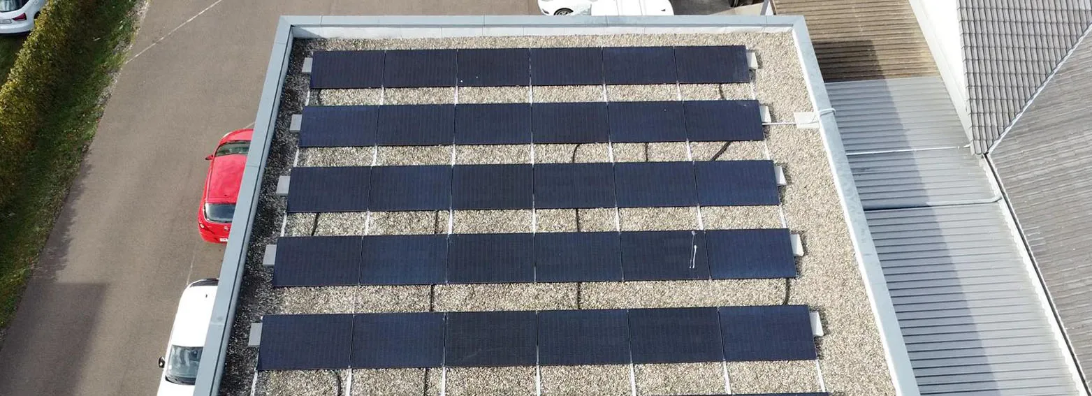 Panneaux solaires sur le toit d'une entreprise