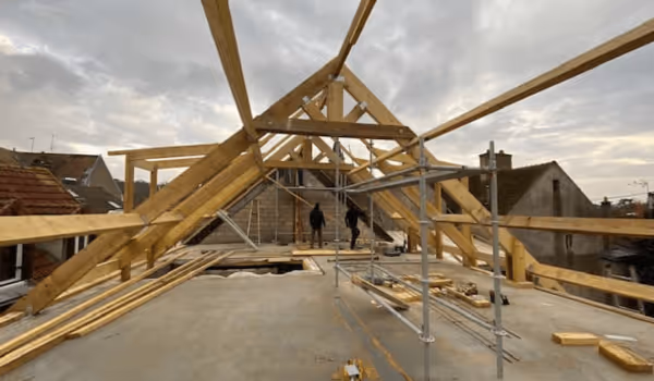 photo du chantier de la construction d'une charpente à Reims (pendant)