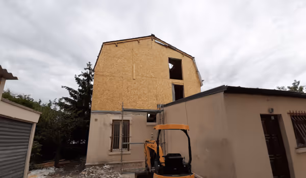 photo chantier surélévation Colombe (Pendant, vue de dehors)