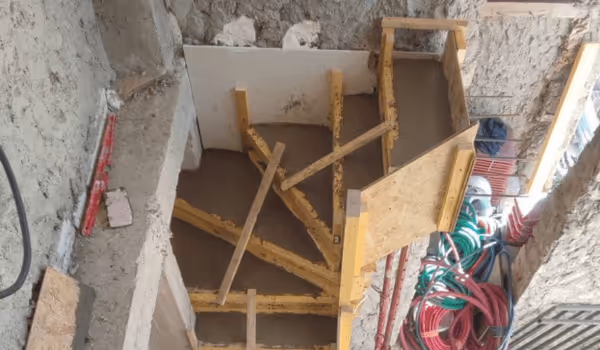 photo de chantier de construction d'un escalier béton Montreuil (pendant, coulage)