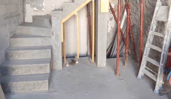 photo de chantier de construction d'un escalier béton Montreuil (après, escalier brut))