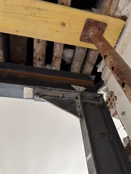 photo chantier ouverture mur porteur 4m Paris 17 (zoom poutre 1)