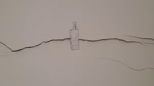 photo d'un diagnostic de fissure immeuble à St Germain en Laye (zoom fissure)