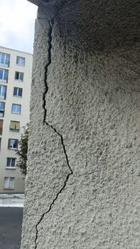 photo d'un diagnostic de fissure immeuble à St Germain en Laye (vue fissure crépis extérieur)