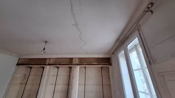 photo d'un diagnostic de fissure immeuble à St Germain en Laye (vue du plafond à l'intérieur)