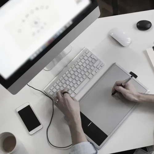 graphiste travaillant sur tablette graphique dans notre agence web à Annecy