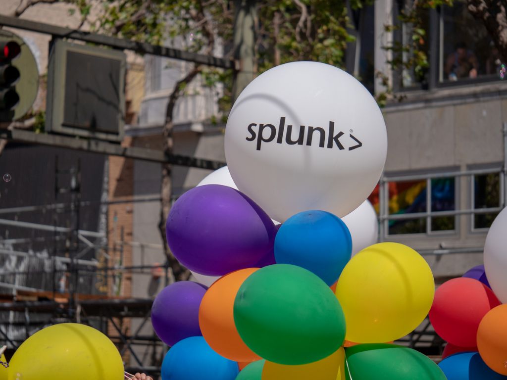 splunk logo on white balloon within a clourful bunch of balloons
