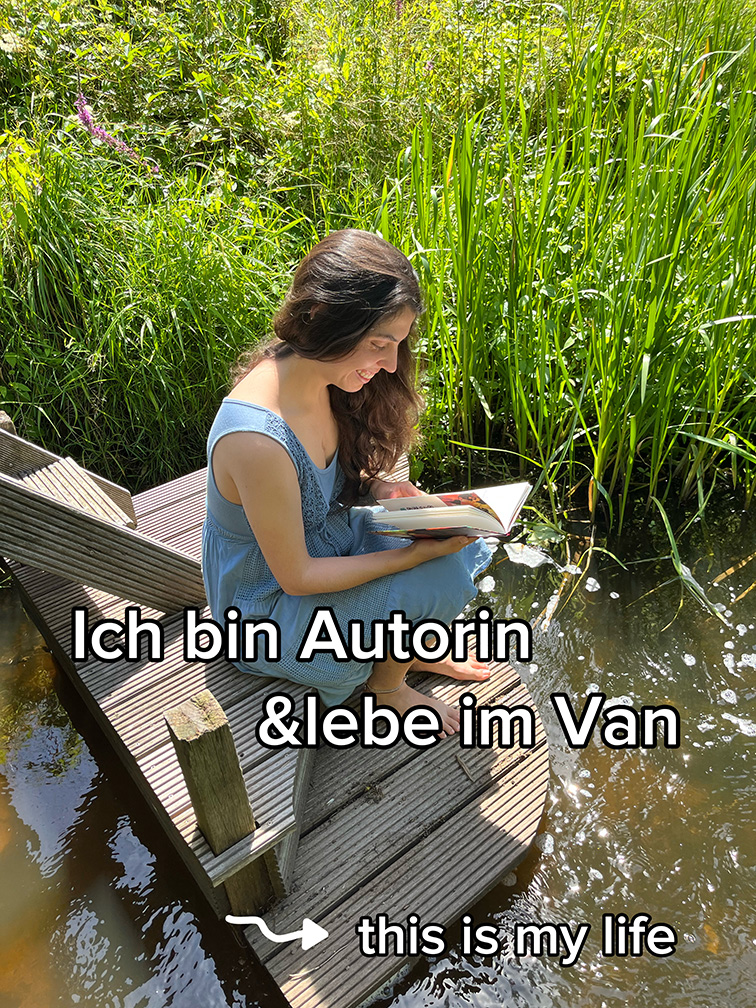 Isabel mit ihrem Buch an einem Fluss