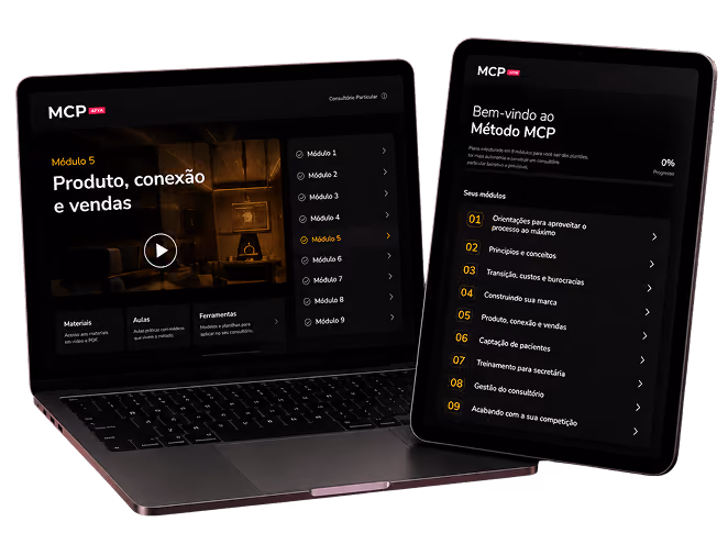 Laptop and tablet showing MCP course modules focused on product, connection, and sales in Portuguese.
