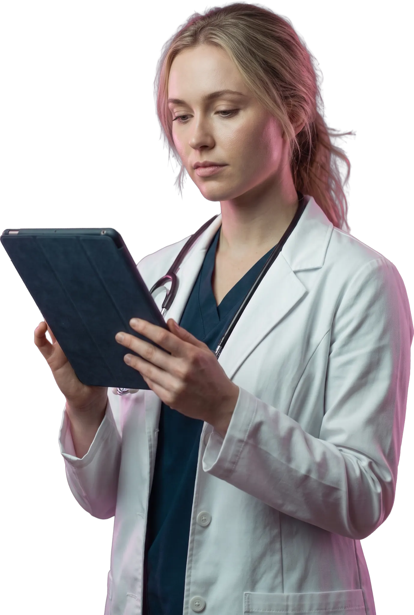 Médica de jaleco branco consultando um tablet
