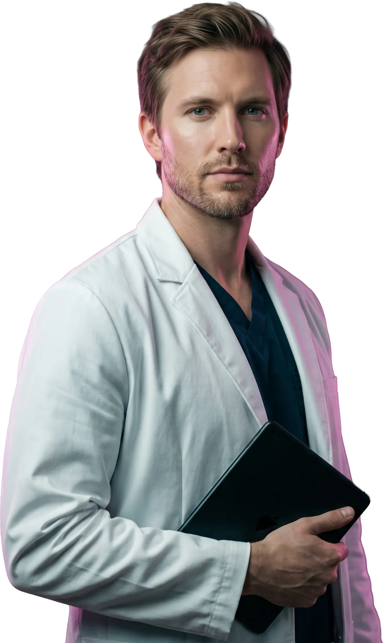 Médico de jaleco branco segurando um tablet junto ao corpo