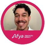Smiling man with short curly hair inside a red circular frame with Afya Educação Médica logo.