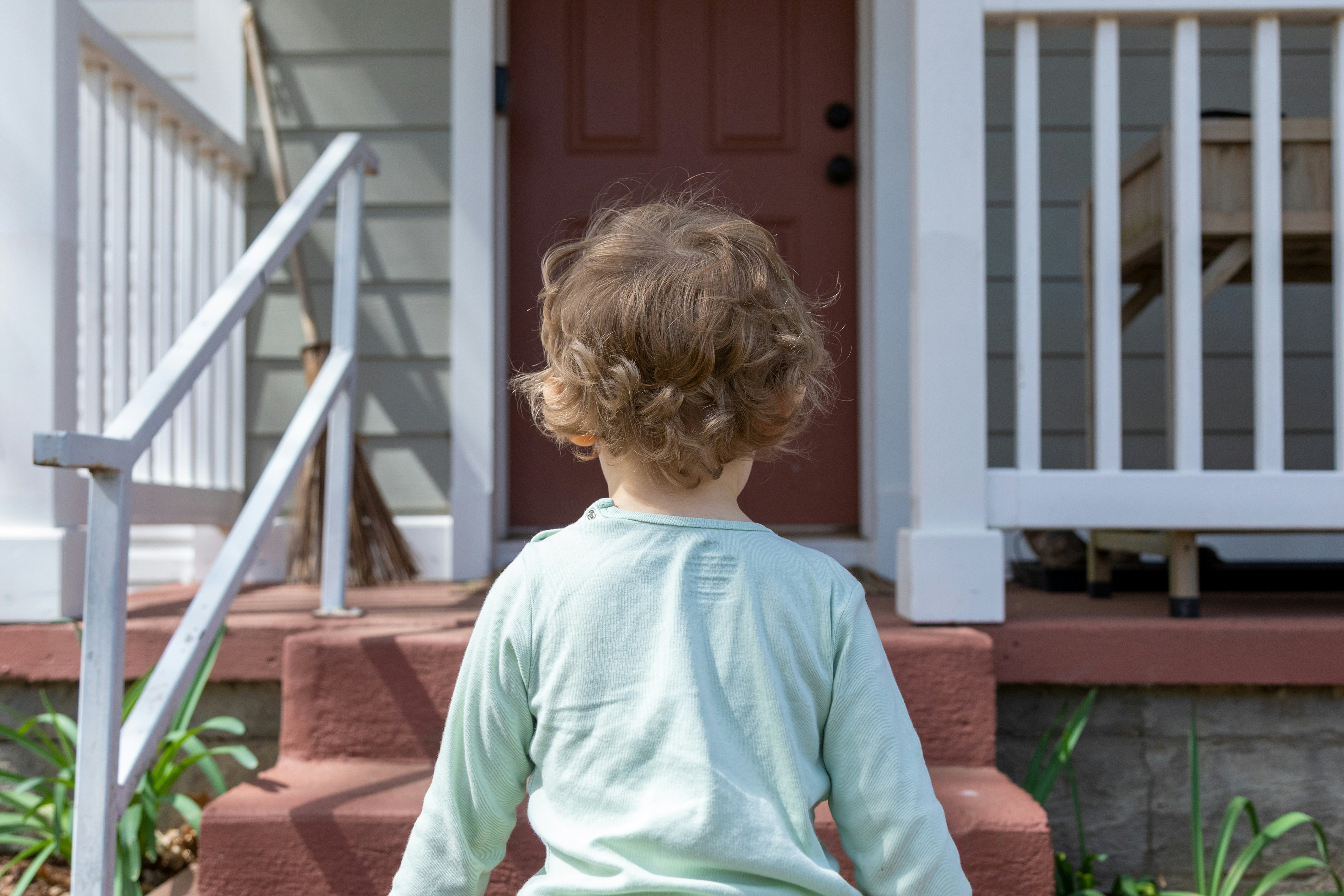 A young child approaching a family home — parenting arrangements in Ontario can be changed when there has been a material change in circumstances since the original order.