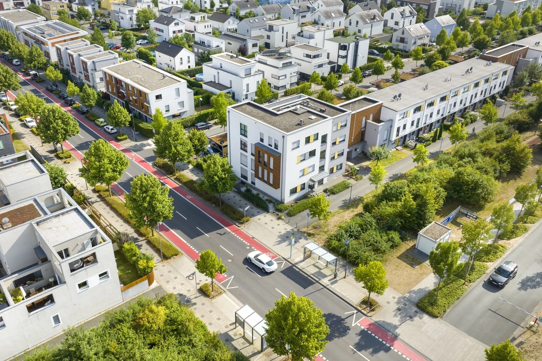 Grünes Quartier aus mehreren Häusern.