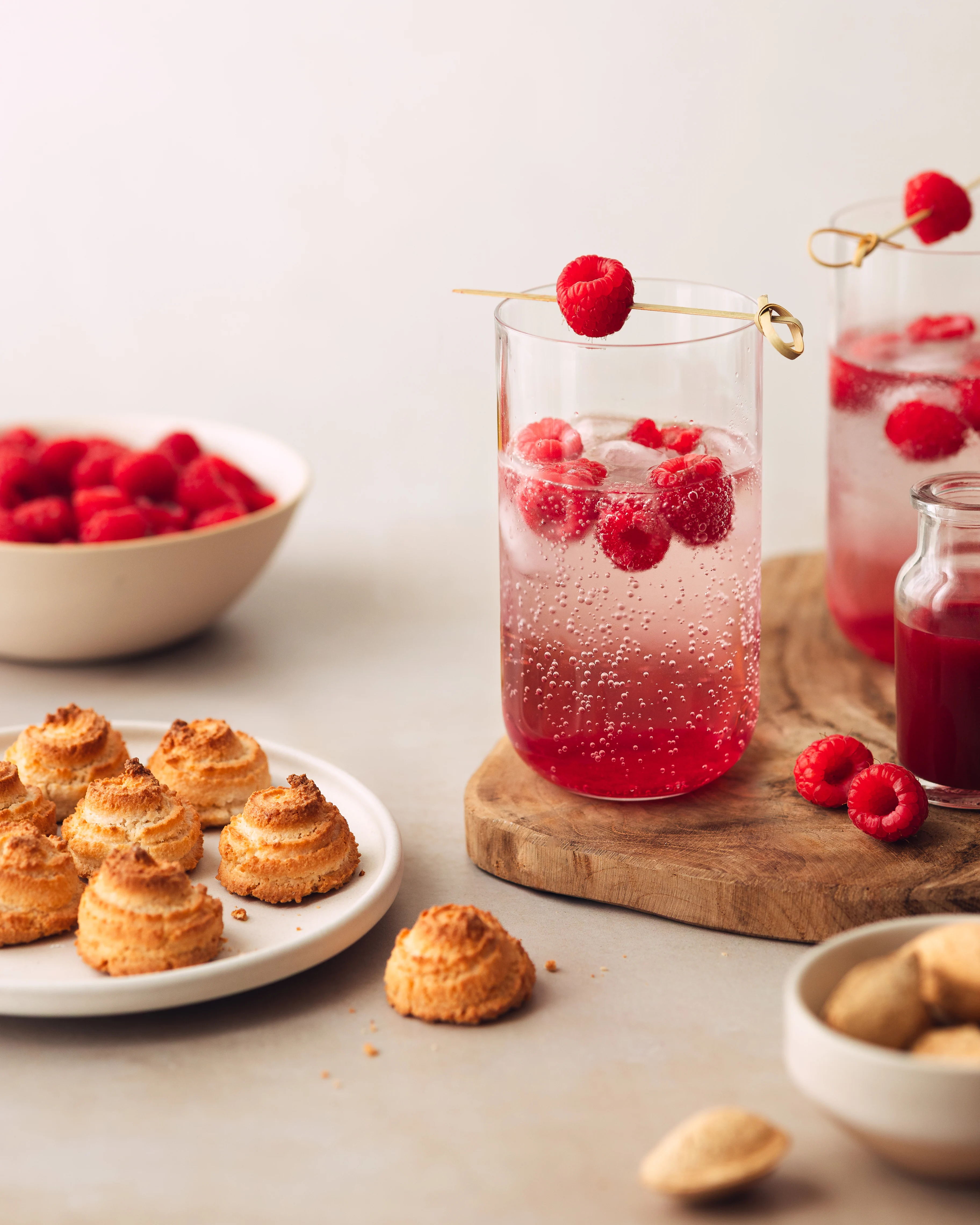 Tranches de pain perdu avec du sirop et des myrtilles