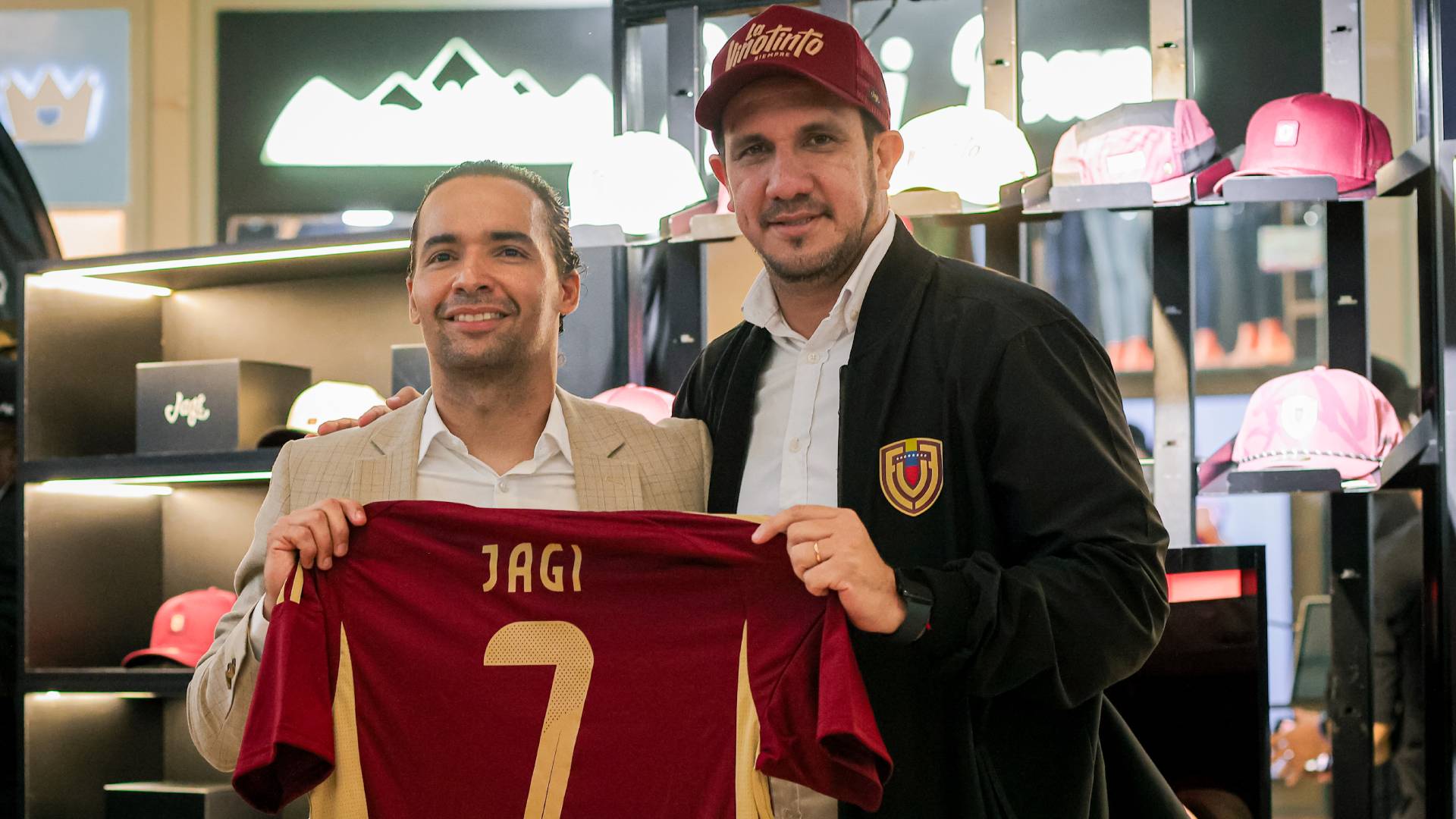 FVF Y JAGI CAPS PRESENTAN ALIANZA COMERCIAL CON LÍNEA EXCLUSIVA DE PRODUCTOS OFICIALES 