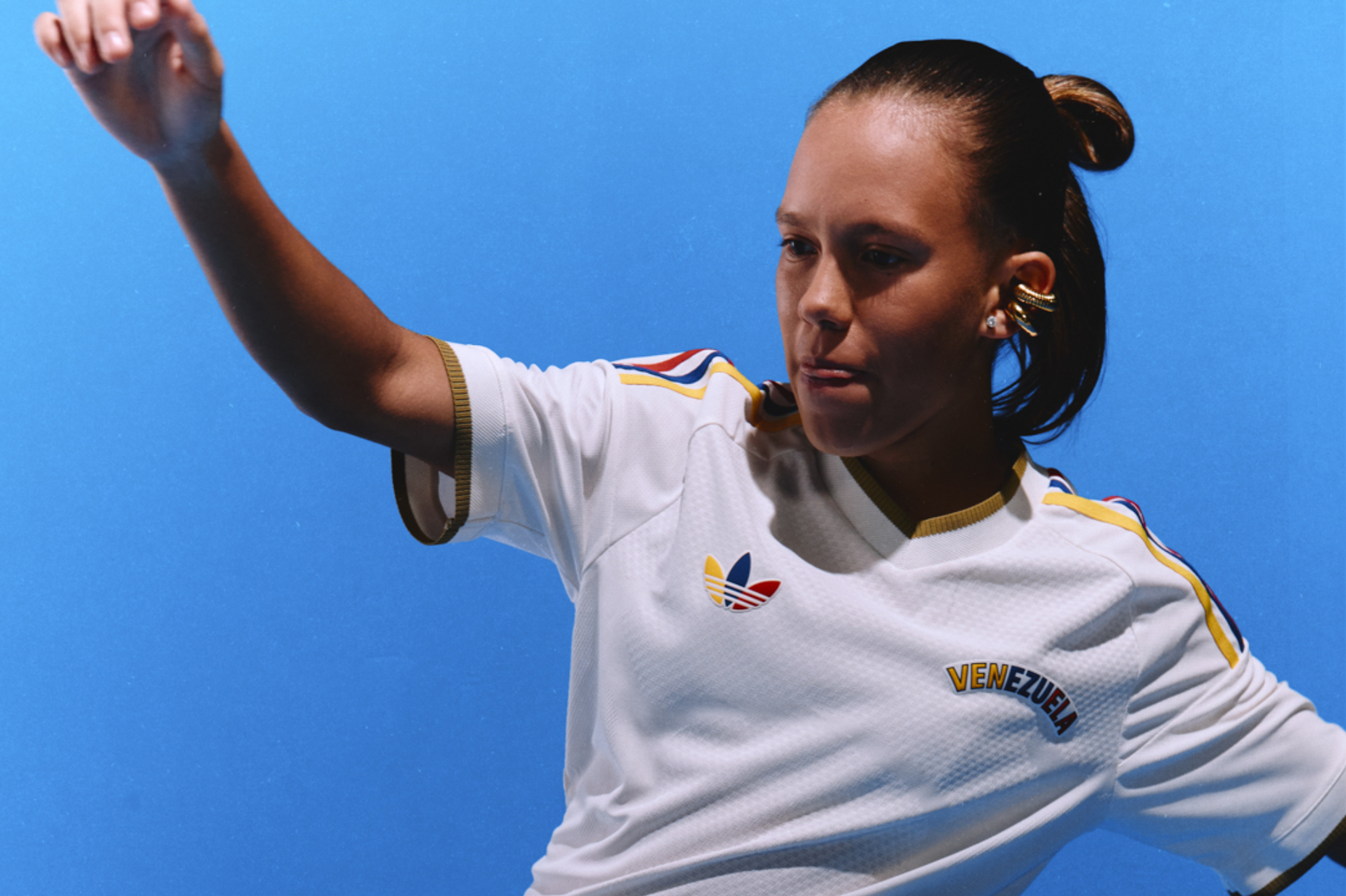 UN TRIBUTO A NUESTRAS RAÍCES: ADIDAS Y LA FVF PRESENTAN LA NUEVA CAMISETA DE VISITANTE DE NUESTRAS SELECCIONES