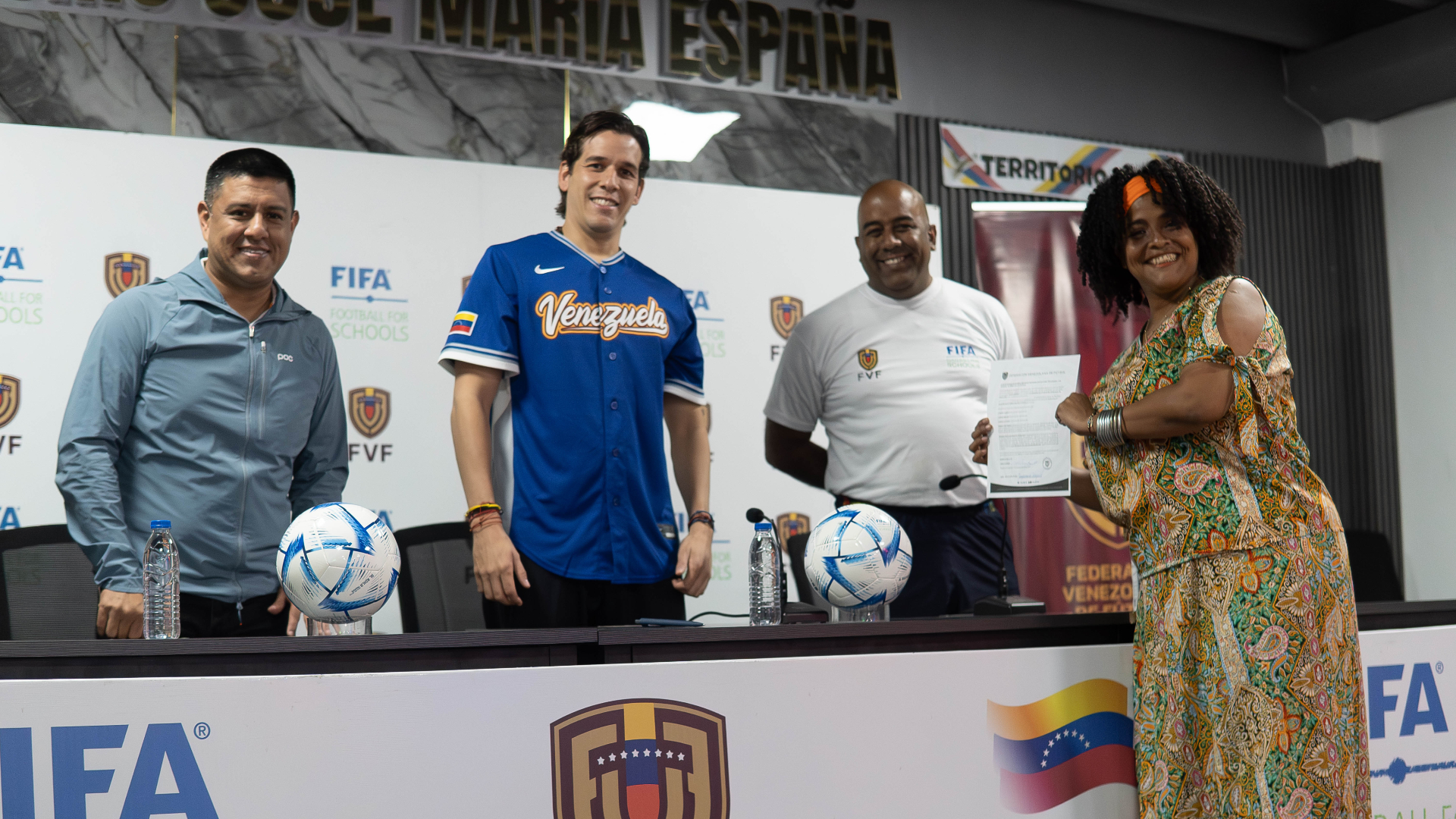 FVF Y MINISTERIO DE EDUCACIÓN REALIZAN ENTREGA DE CERTIFICADOS Y PRIMERA DOTACIÓN DE BALONES DEL PROGRAMA “EL FÚTBOL VA A LA ESCUELA”