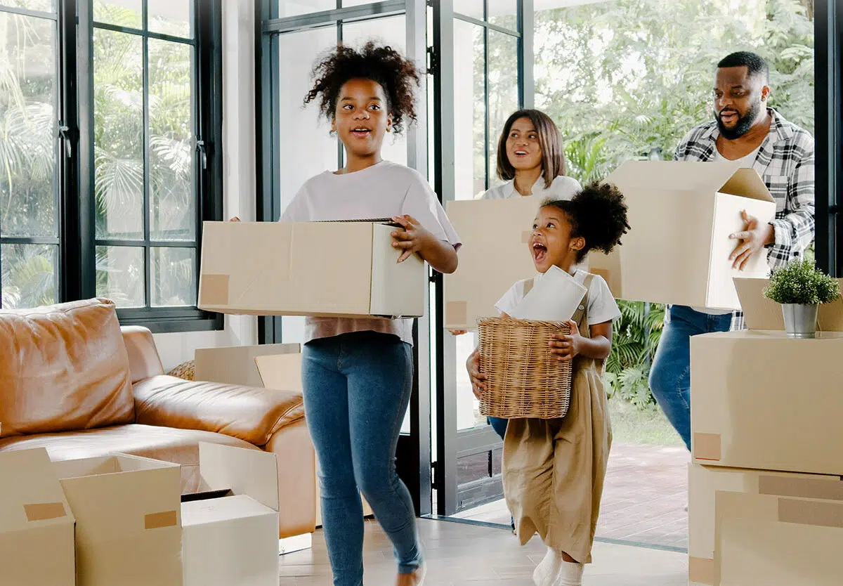 famille venant d'emménager dans une nouvelle maison neuve après construction